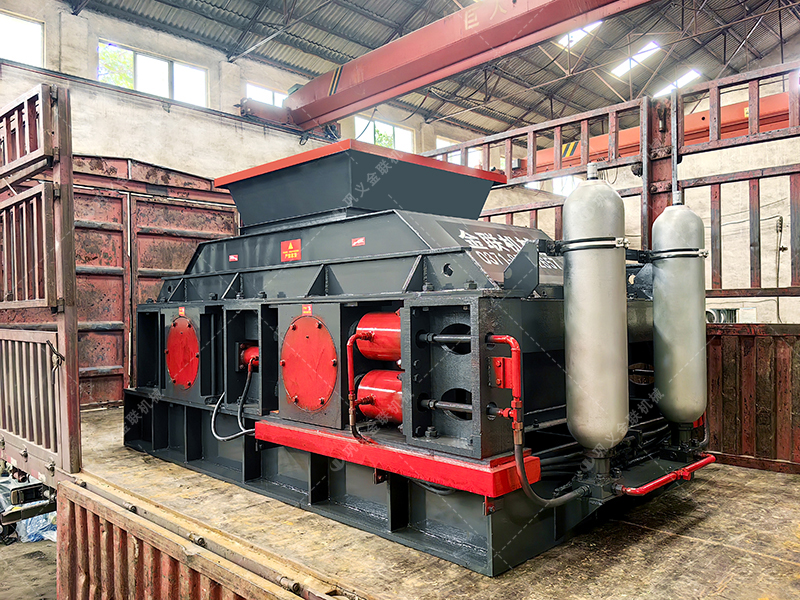 大型全自動(dòng)液壓對(duì)輥制砂機(jī)發(fā)貨現(xiàn)場